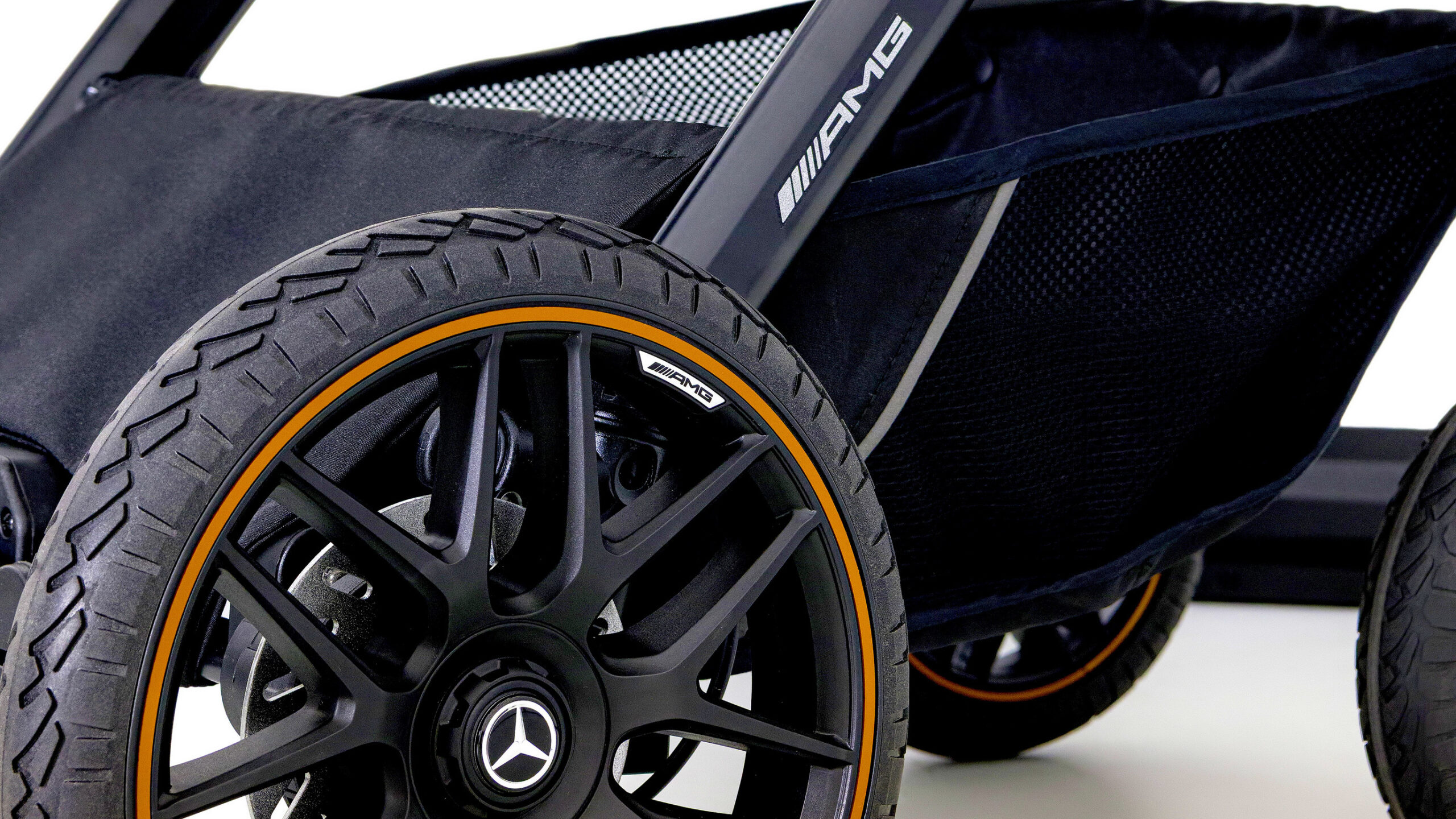 Mercedes lance luxe kinderwagens die duurder zijn dan een tweedehands auto
