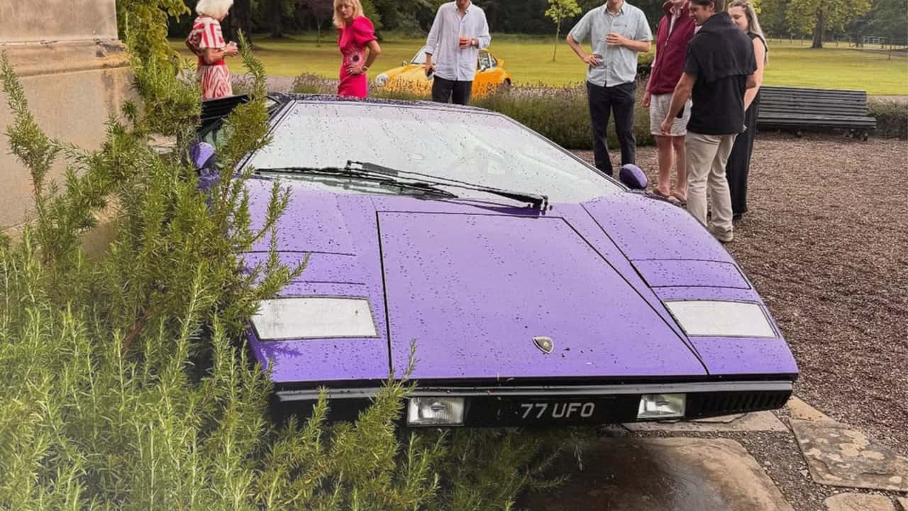 Lamborghini Countach: de auto die zonder bestuurder het Schotse kasteel binnenkomt