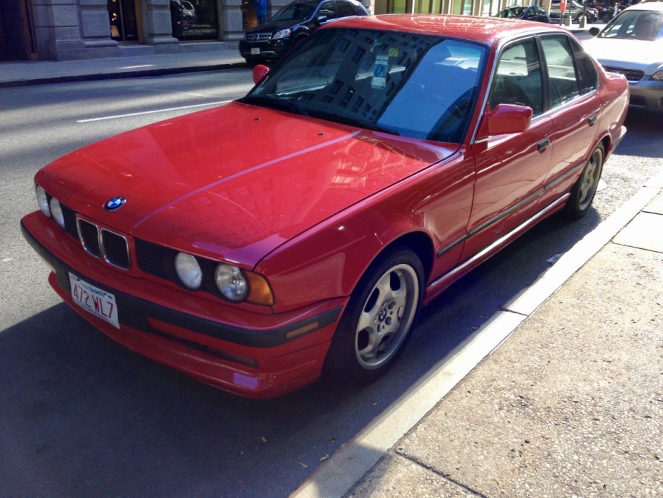 De BMW 525i E34: Een rode droom uit de jaren '90