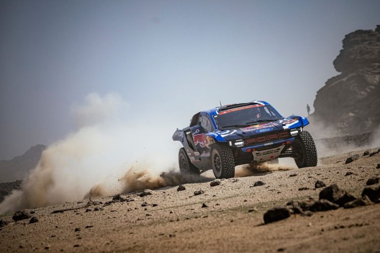 Ford stelt zich op bij de Dakar 2026, Loeb in moeilijkheden door lekke banden.