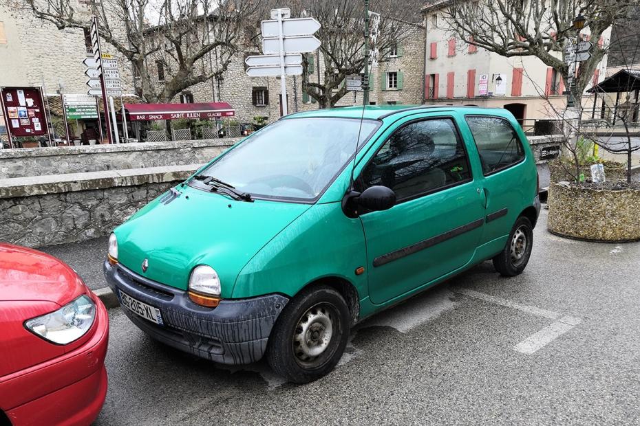Foto van een metallic groene 1995 Renault Twingo hatchback