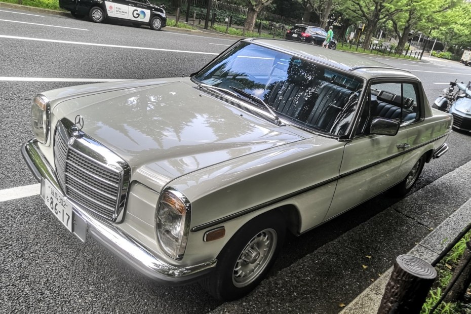 Mercedes-Benz 280 CE (W114) : De elegantie op het kruispunt van wegen