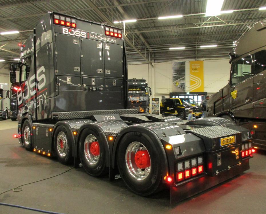 Scania 770S V8 : Het Monster op de Weg in Dienst van Boss Machinery