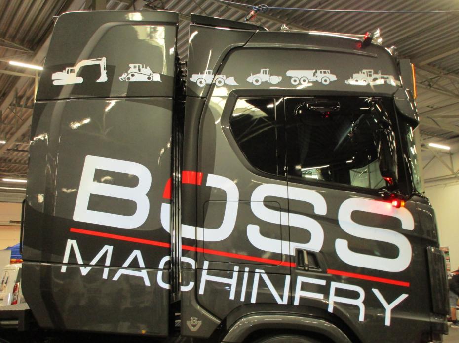 Scania 770S V8 : Het Monster op de Weg in Dienst van Boss Machinery