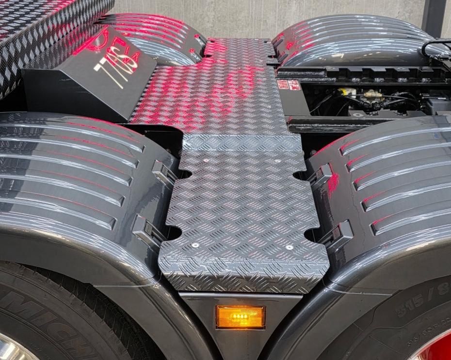 Scania 770S V8 : Het Monster op de Weg in Dienst van Boss Machinery