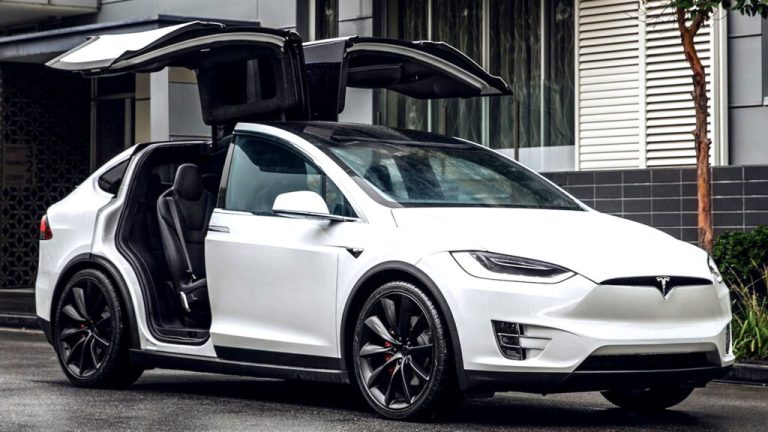 Tragedie op de weg: Een familie-drama en de verantwoordelijkheid van Tesla