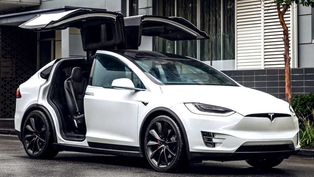 Tragedie op de weg: Een familie-drama en de verantwoordelijkheid van Tesla