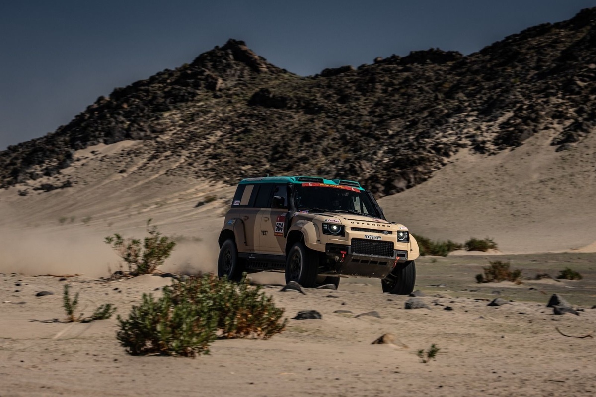De Land Rover Defender: een strategische terugkeer naar Dakar