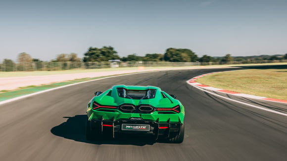 Lamborghini kiest voor voorzichtigheid tegenover elektrisch: een riskante gok of een verstandige strategie?