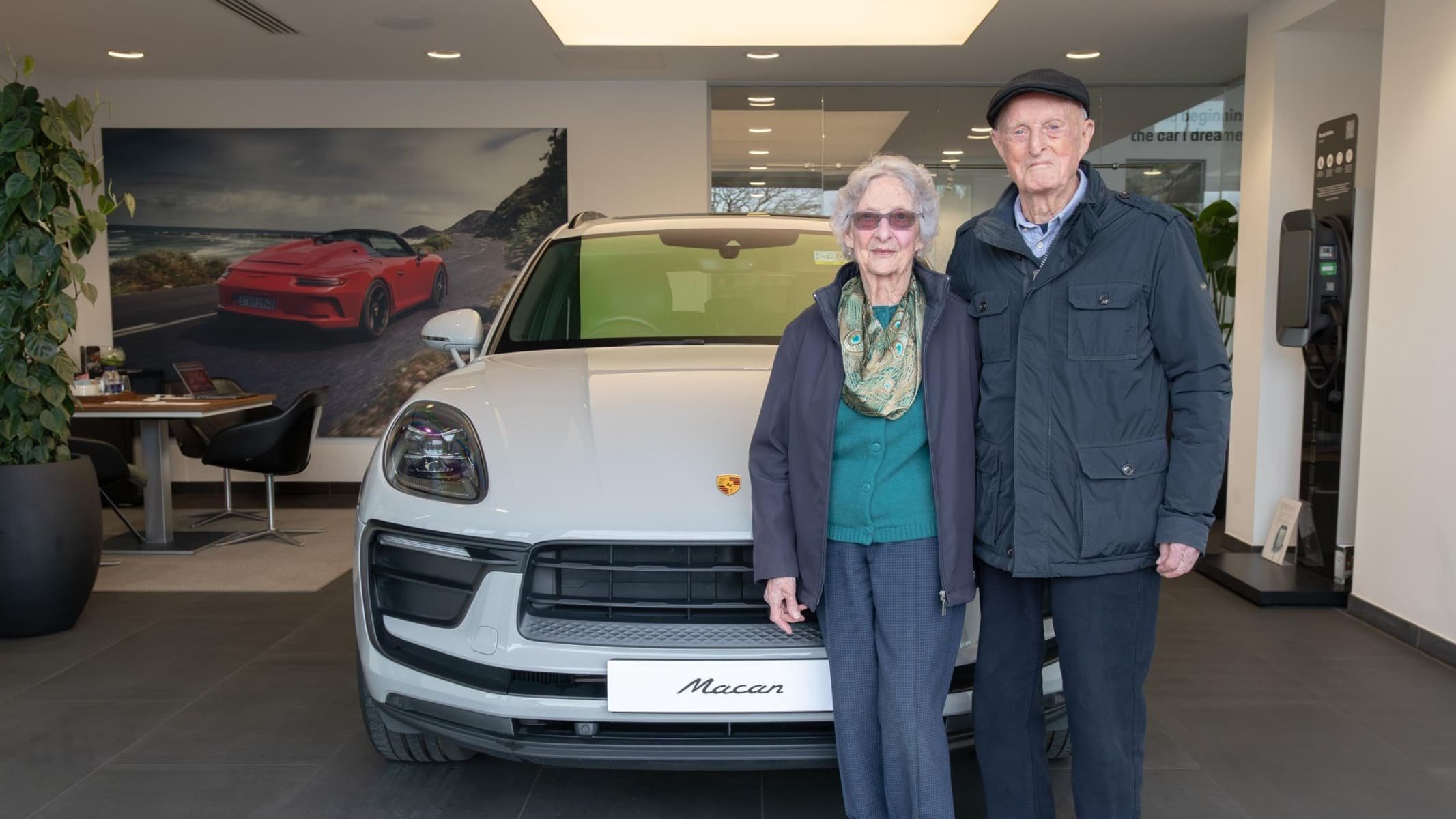 Op 90-jarige leeftijd wordt hun droom werkelijkheid: hun eerste Porsche