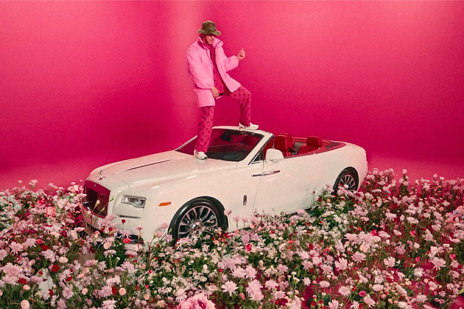 De loyaliteit van Bad Bunny aan zijn Toyota Corolla uit 2003: een combinat…