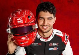 Esteban Ocon presenteert zijn nieuwe helm voor het F1-seizoen 2026