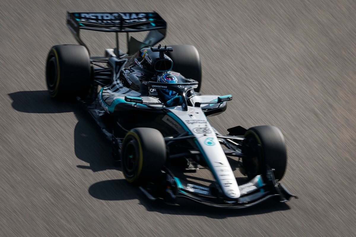 Mercedes schittert in Bahrein, Cadillac veroorzaakt meerdere rode vlaggen