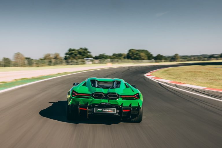 Lamborghini kiest voor voorzichtigheid tegenover elektrisch: een riskante …