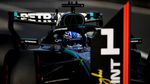 Grand Prix van China 2026: Russell wint epische sprint tegen Hamilton en Leclerc