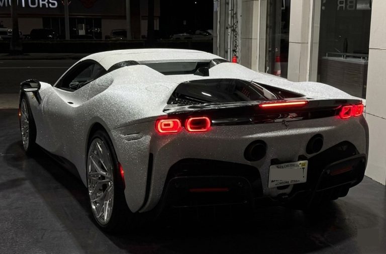 Ferrari SF90 in wit diamant: opvallende wrap zet supercar extra in de…