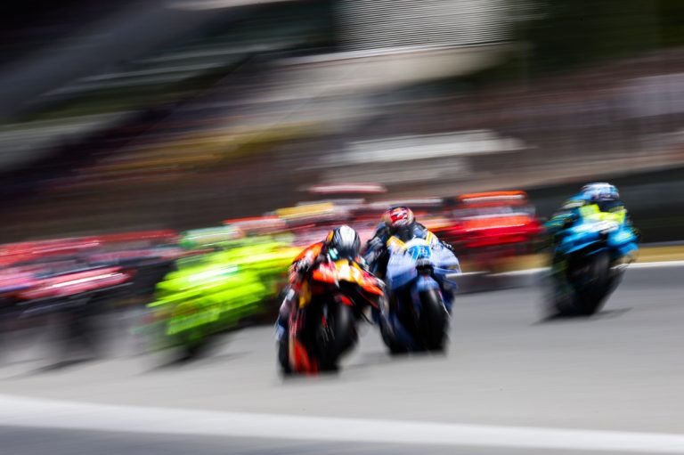 MotoGP-rookie Acosta hekelt gevaarlijk spektakel na rode vlaggen
