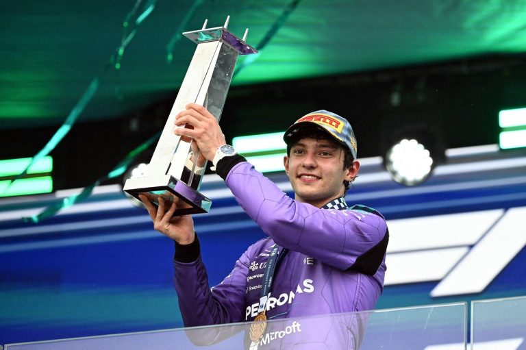 Mercedes tempert de verwachtingen na derde zege op rij van Antonelli