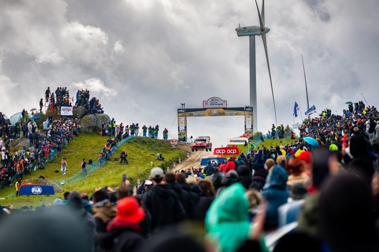 Neuville wint Portugal, Ogier ziet titelkansen slinken na lekke band