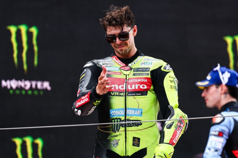 MotoGP Cataluña: Di Giannantonio wint na chaos, opluchting overheerst