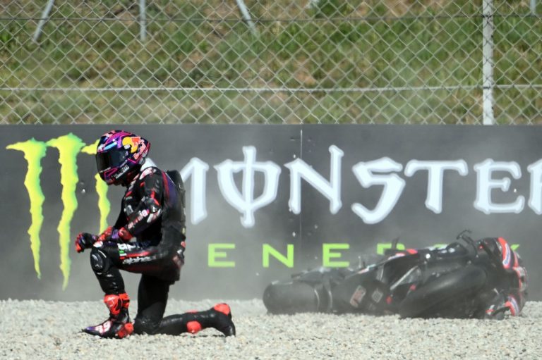 Jorge Martín struikelt over eigen Aprilia in Barcelona: zes crashes in…