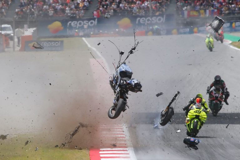 Bezzecchi relativeert gevaar na crashes in Barcelona: 'Dit is nu eenmaal…