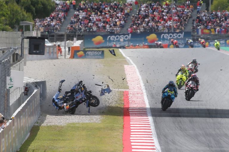 MotoGP: Álex Márquez ontsnapt ternauwernood aan drama na crash in Catalonië