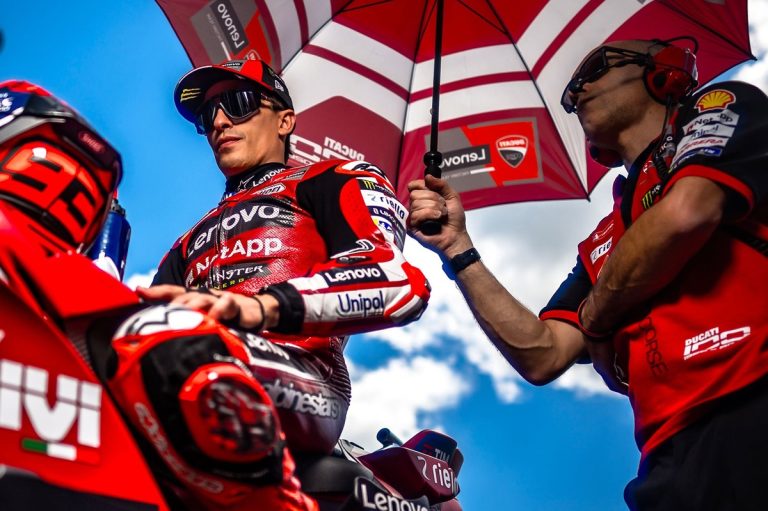 Márquez reed met 'halve arm' en Ducati-team is vol bewondering