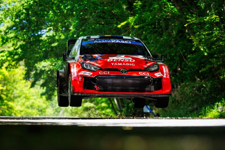 Solberg jaagt leider Evans op in Japan, Ogier vecht om aan te haken