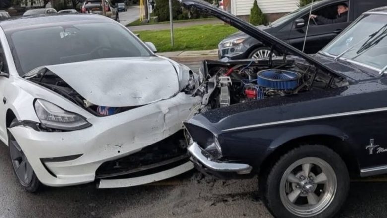 Ford Mustang uit 1968 verwoest na frontale botsing met Tesla in Canada