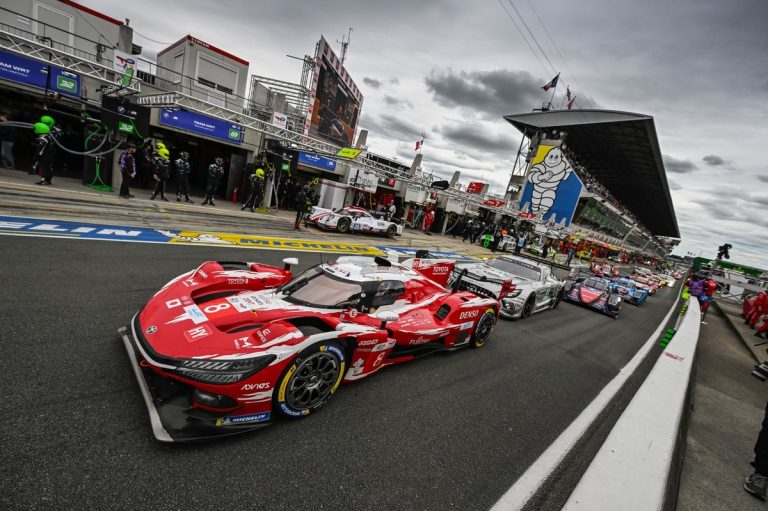 Toyota leidt in Le Mans na slimme strategie, Ferrari onder druk