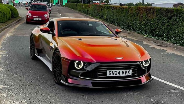 Aston Martin Valour pronkt met unieke, kleurveranderende lak