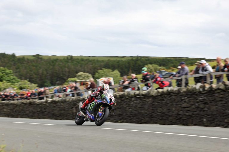 Peter Hickman keert sterk terug op Isle of Man TT met BMW M 1000 RR