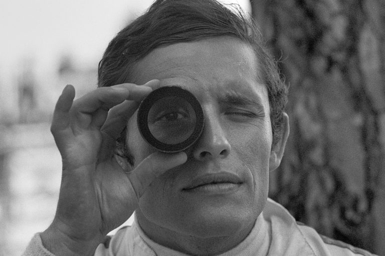 Jacky Ickx: Drie foto's, drie levenslessen van circuit en woestijn
