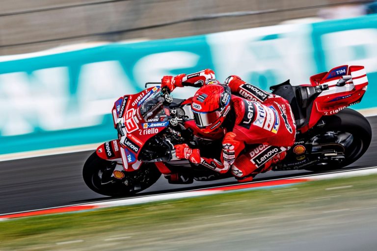 Marc Márquez pakt pole position in Hongarije na val, Acosta en Aldeguer…